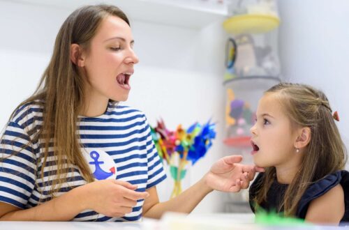 Czy moje dziecko potrzebuje logopedy? 15 sygnałów u 2–6-latków (checklista do pobrania)