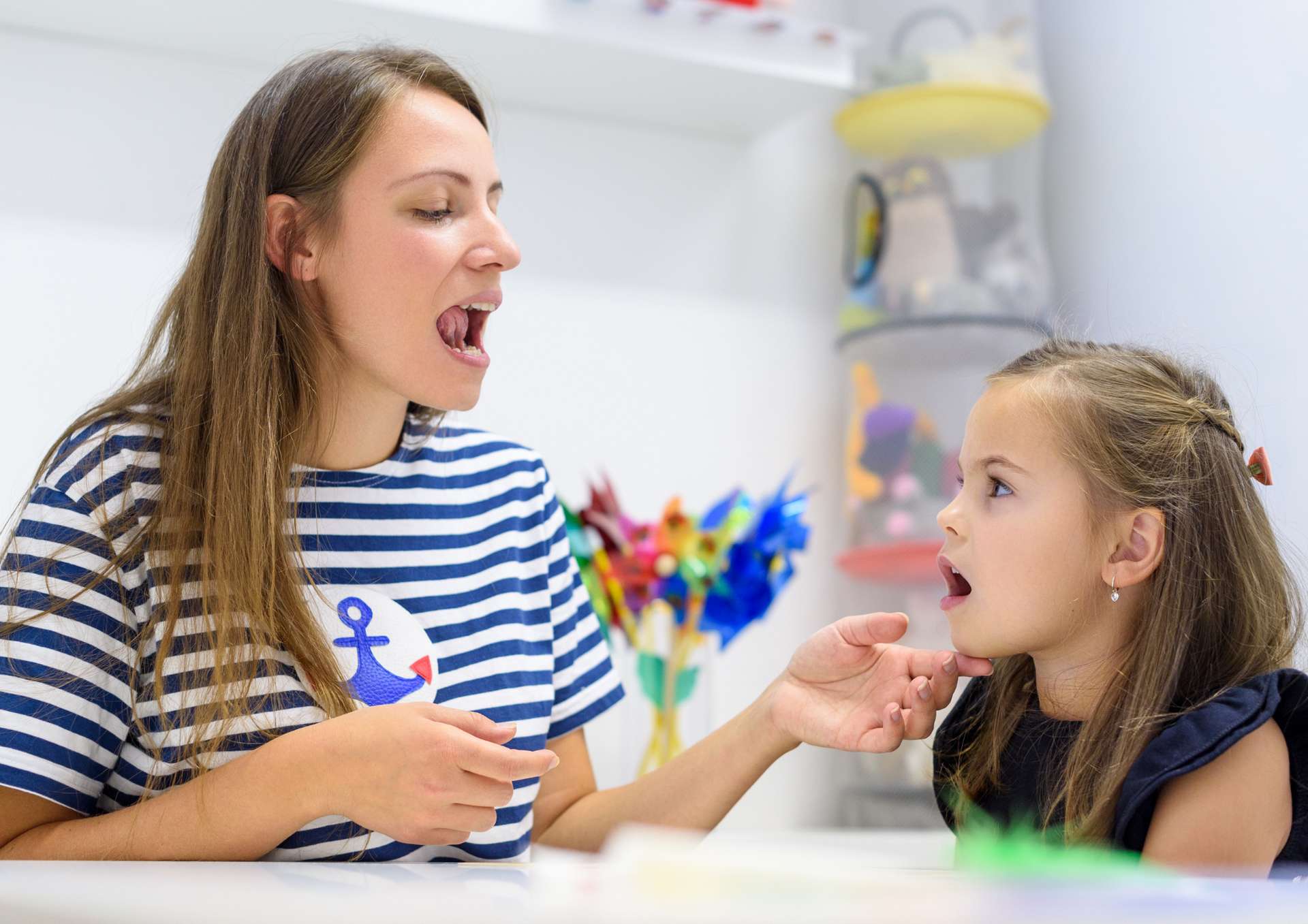 Czy moje dziecko potrzebuje logopedy? 15 sygnałów u 2–6-latków (checklista do pobrania)
