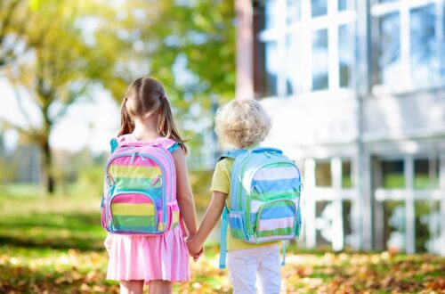 „Powrót do przedszkola bez łez: plan 7 dni na łagodną adaptację” — praktyczny harmonogram + karta nagród dla malucha.