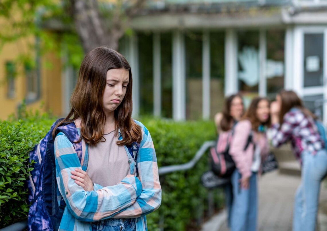 Kiedy dziecko czuje się samotne w szkole – jak przemoc rówieśnicza odbiera poczucie przynależności