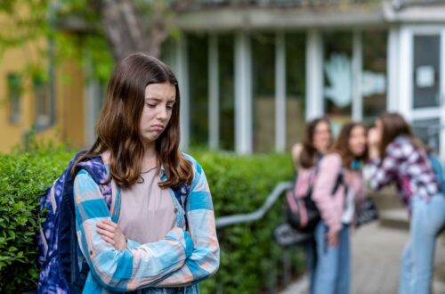 Kiedy dziecko czuje się samotne w szkole – jak przemoc rówieśnicza odbiera poczucie przynależności
