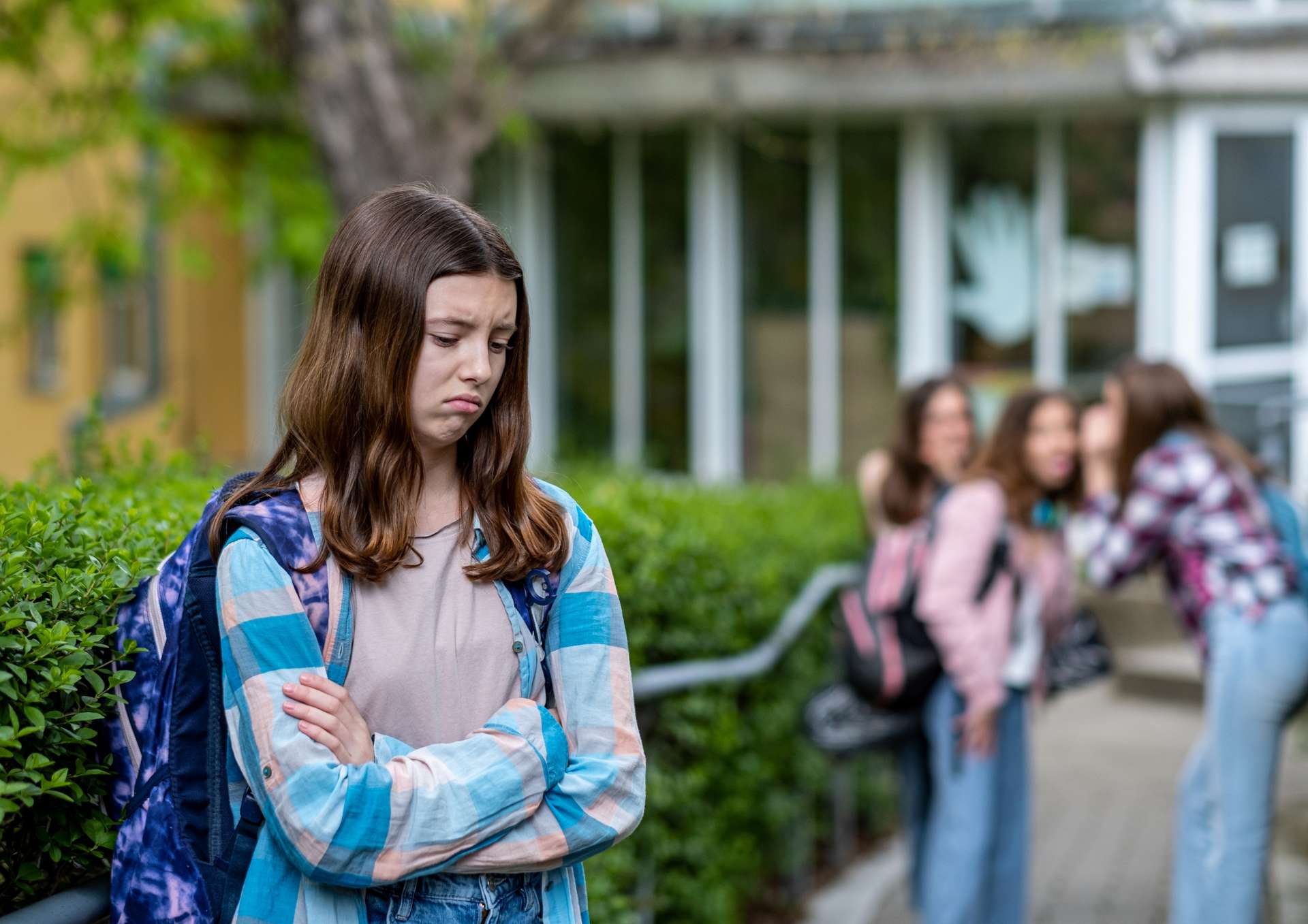 Kiedy dziecko czuje się samotne w szkole – jak przemoc rówieśnicza odbiera poczucie przynależności