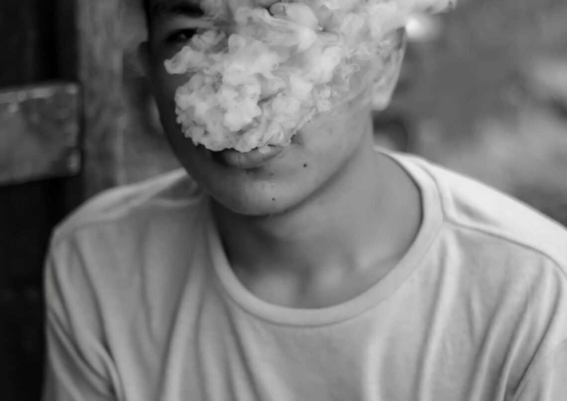 Samotność, bullying i używki – jak rozpoznać, że nastolatek traci kontakt ze szkołą?