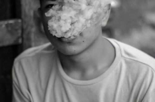 Samotność, bullying i używki – jak rozpoznać, że nastolatek traci kontakt ze szkołą?