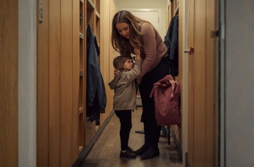 Lęk separacyjny u dziecka – objawy i jak pomóc dziecku w przedszkolu i szkole?